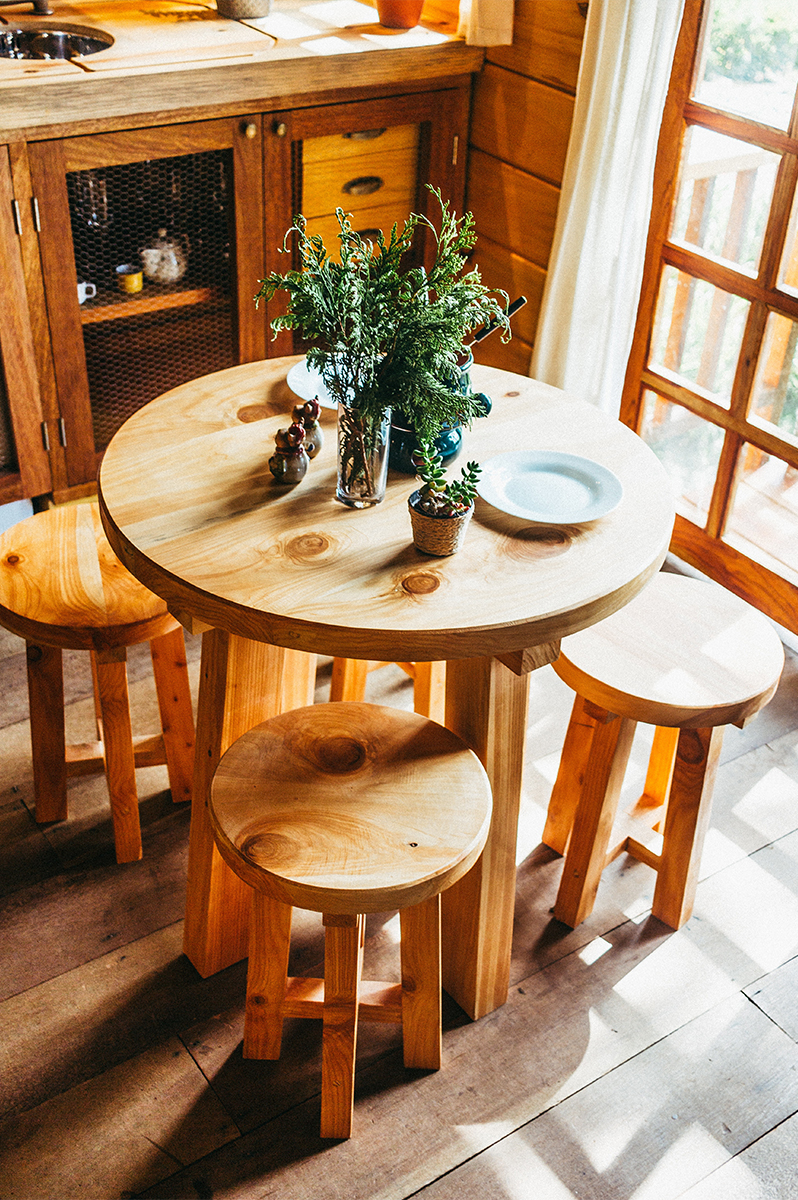 tavolo con sgabelli in stile naturale